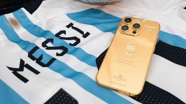 Messi gifts iphone